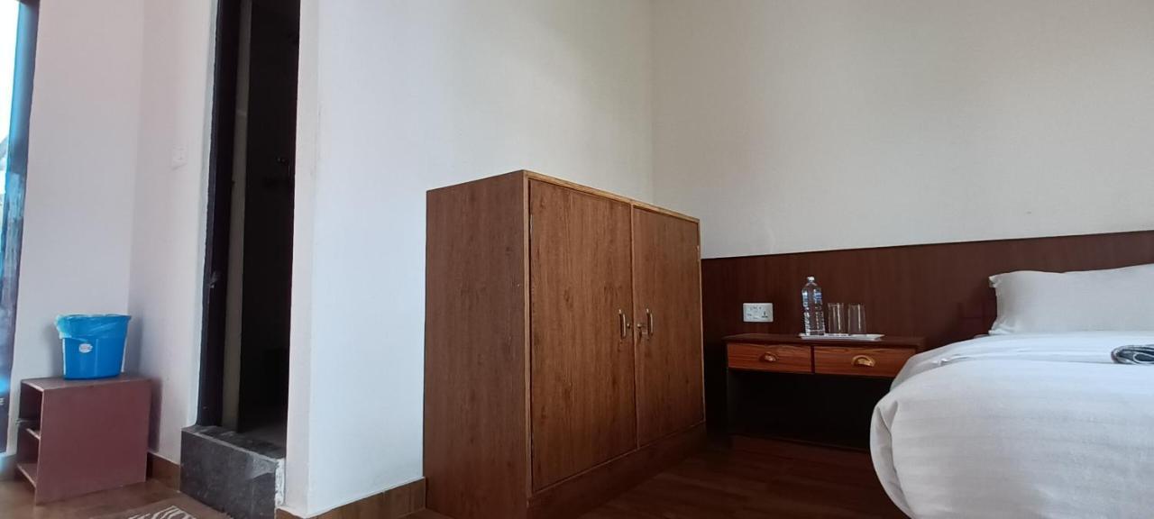 Hotel Dolly Pokhara Ngoại thất bức ảnh